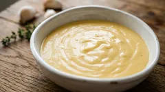 Denna ostsås som tar 10 minuter att göra ersatte majonnäs och ketchup – jag gör den till och med till bröd